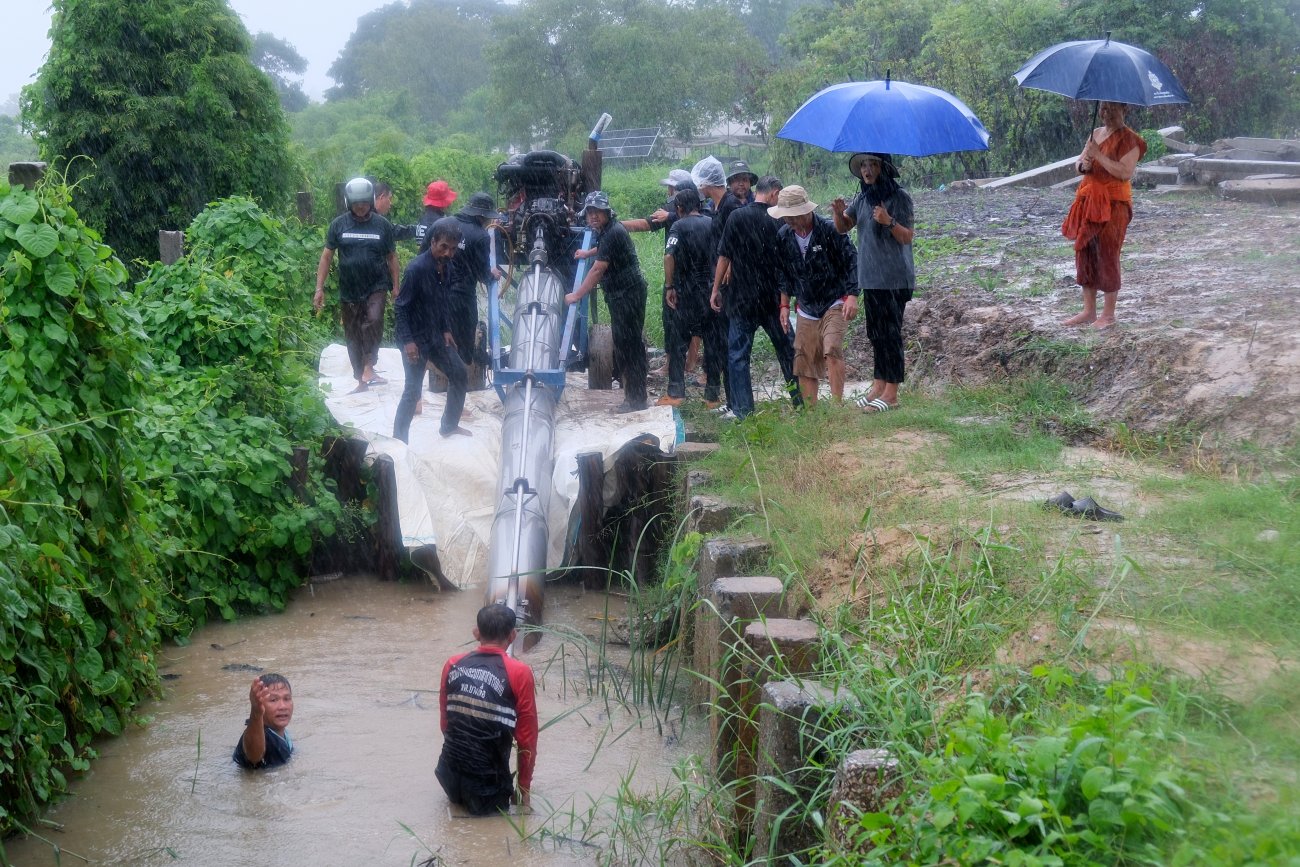 ภารกิจเร่งด่วนนายกเทศมนตรีตำบลบางเดื่อ เร่งระบายน้ำออกจากพื้นที่